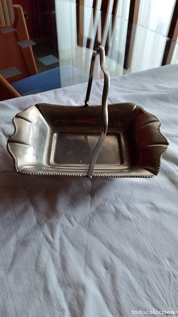 Antig&uuml;edades: Bandeja met&aacute;lica plateada con asa