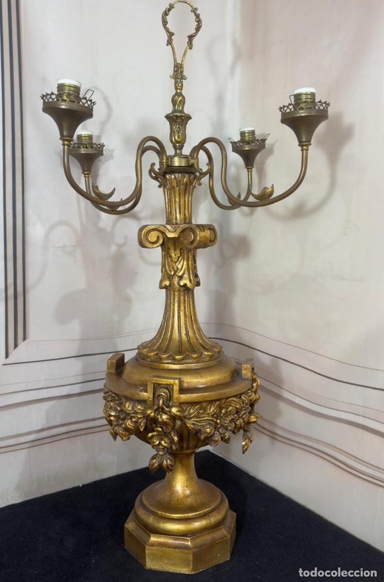 Antig&uuml;edades: Lampara de sobremesa estilo imperio, tallada en madera del siglo XIX.
