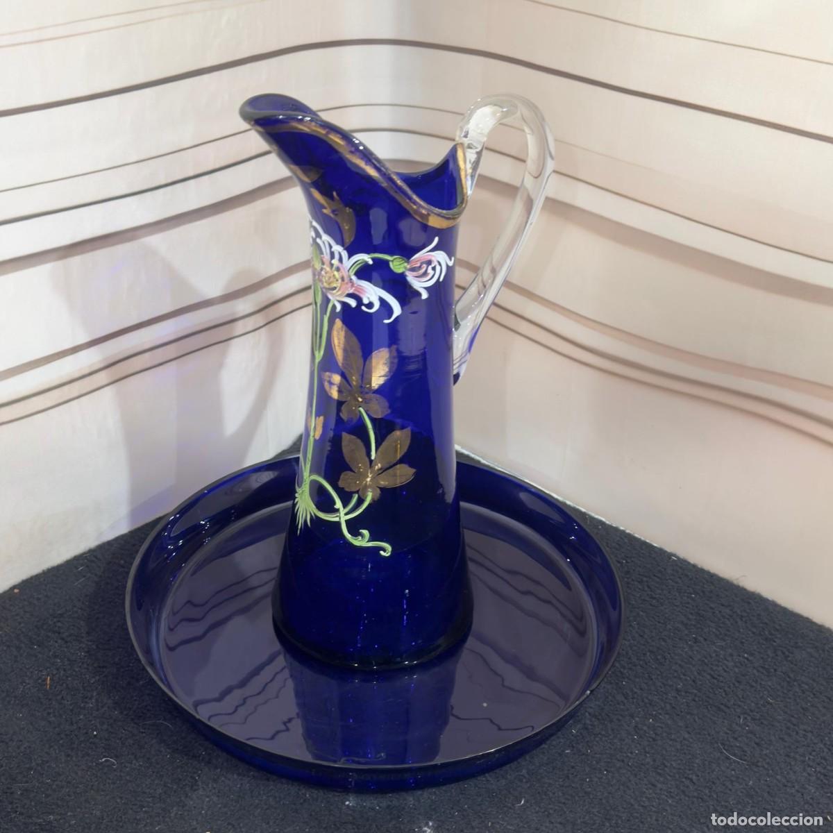 Antig&uuml;edades: Juego modernista de jarra y copas de cristal azul cobalto con dorados y esmaltes. Siglo XX
