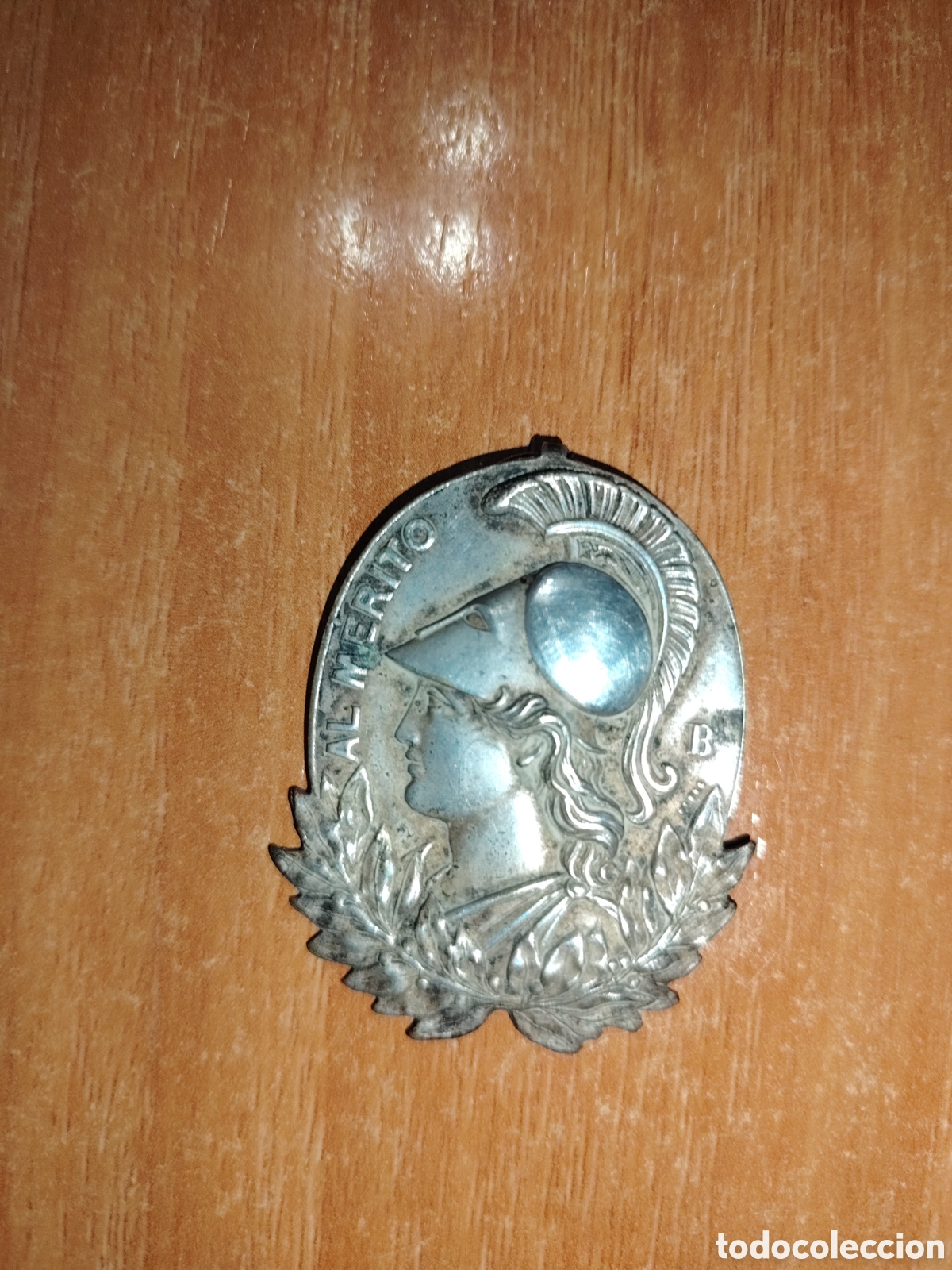 Antig&uuml;edades: Medalla al m&eacute;rito, &eacute;poca rep&uacute;blica espa&ntilde;ola.