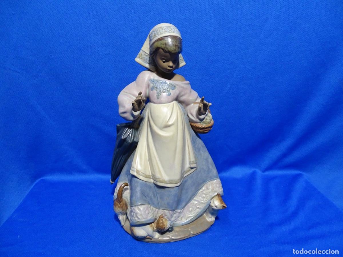 Antiquit&auml;ten: FOGURA PORCELANA LLADRO. NI&Ntilde;A CON VELO Y GATITOS. 28x17x15 CM.