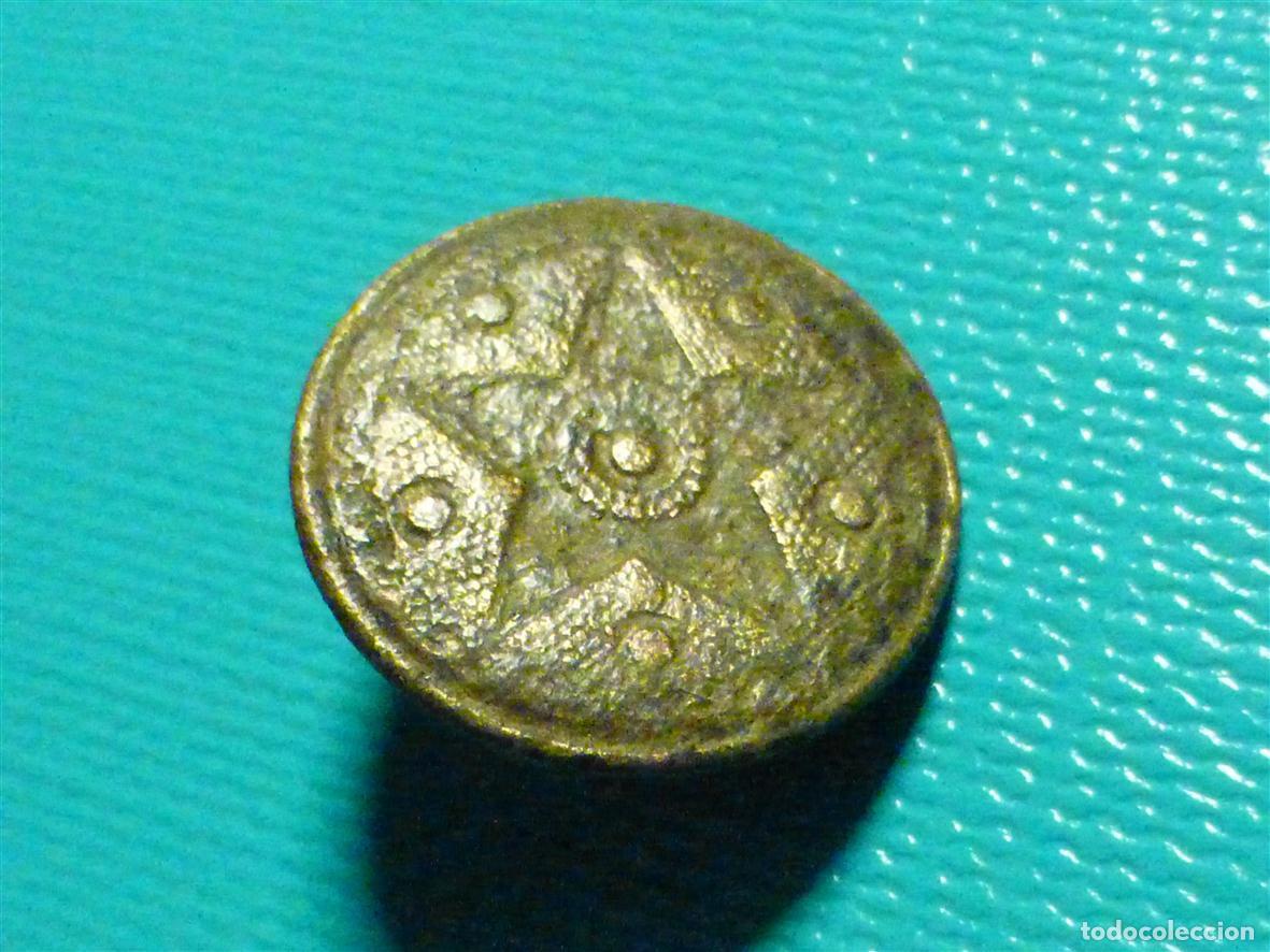 Antig&uuml;edades: Bot&oacute;n Met&aacute;lico Civil Siglo XVII &oacute; XVIII - 14 mm. - Bronce - Estrellas 6 puntas, C&iacute;rculo solar puntos