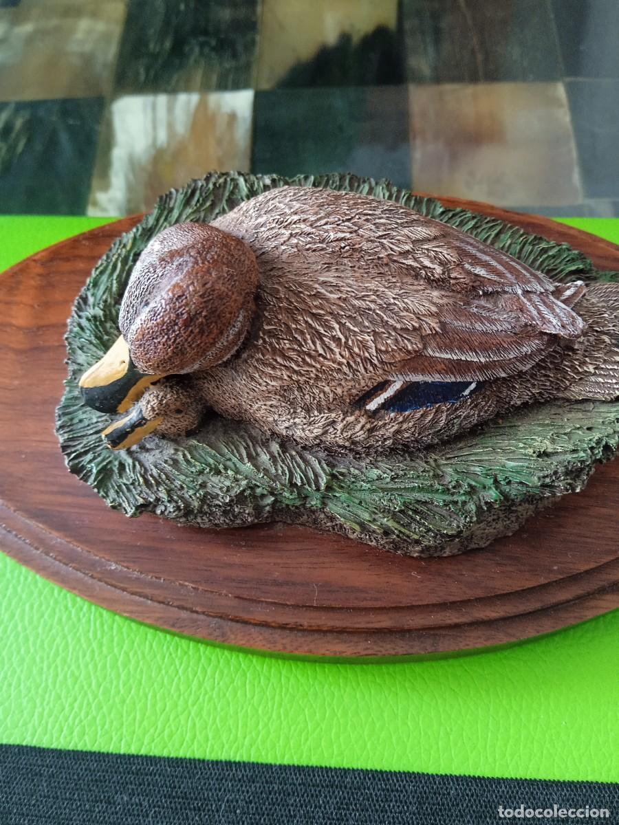 Antig&uuml;edades: Pato con cr&iacute;a en el nido. Sobre base de madera