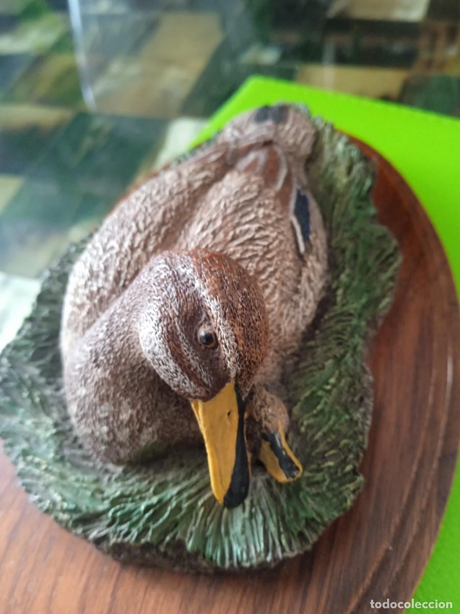 Antig&uuml;edades: Pato con cr&iacute;a en el nido. Sobre base de madera - Foto 2