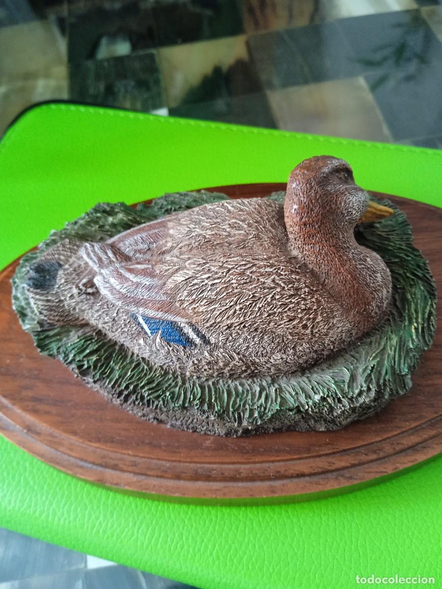 Antig&uuml;edades: Pato con cr&iacute;a en el nido. Sobre base de madera - Foto 3