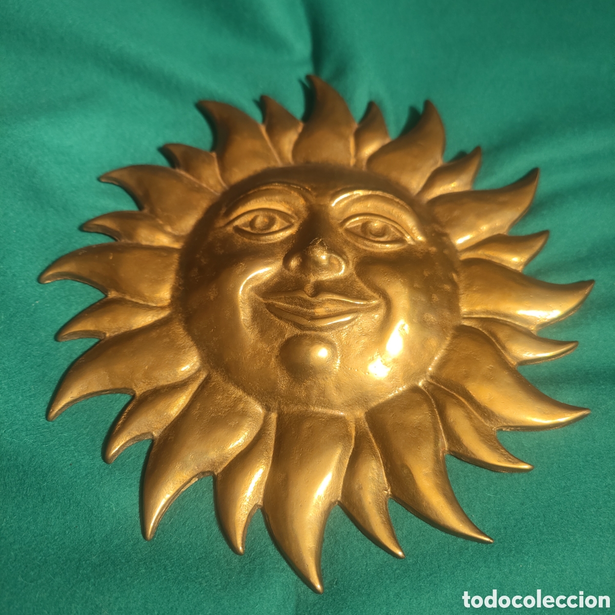 Antig&uuml;edades: Escultura Mural de Pared Vintage con Rostro de Sol Celestial en bronce o lat&oacute;n. Labrado a Mano.
