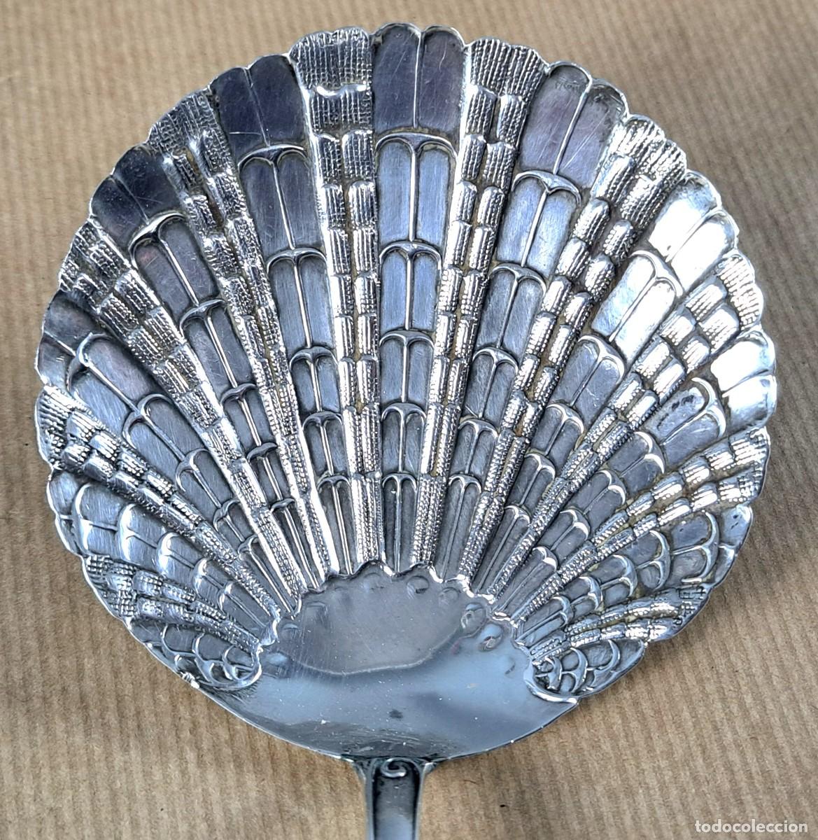 Antig&uuml;edades: Cuchar&oacute;n de plata 916, 22 cm y 90,5 gramos. Siglo XIX