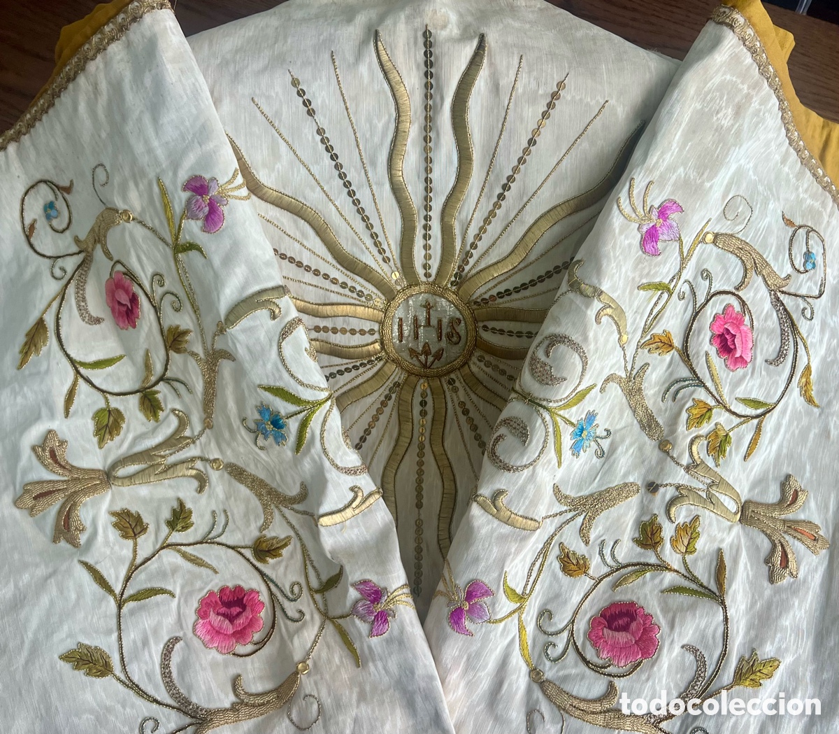 Antig&uuml;edades: Humeral lit&uacute;rgico de seda bordada. S.XIX
