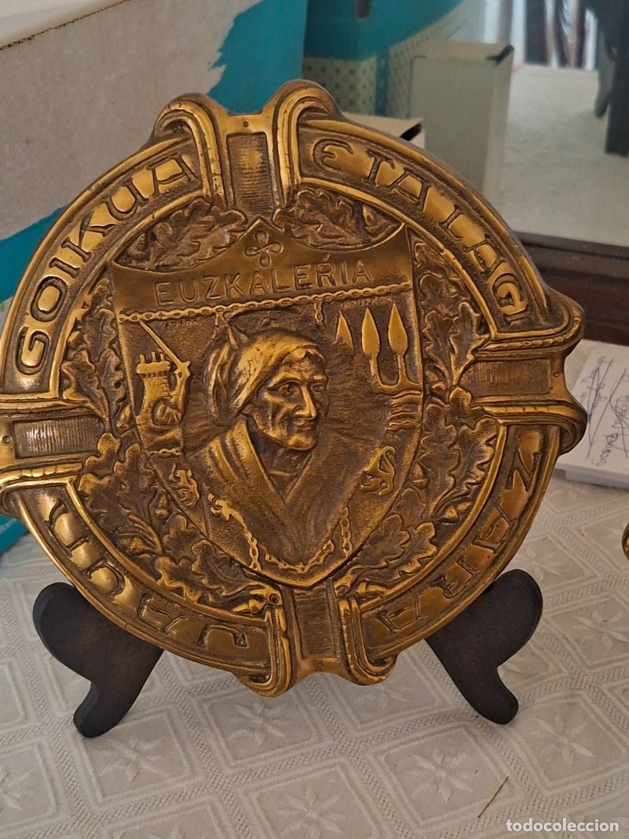 Antig&uuml;edades: 2 platos escudo euskal herria