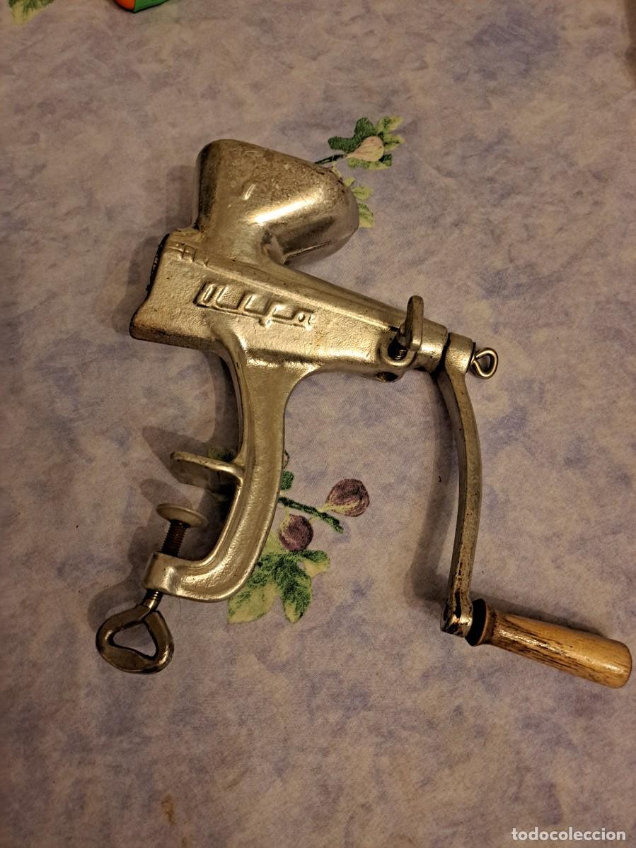 Antig&uuml;edades: Picadora de carne manual de la marca Alfa 10