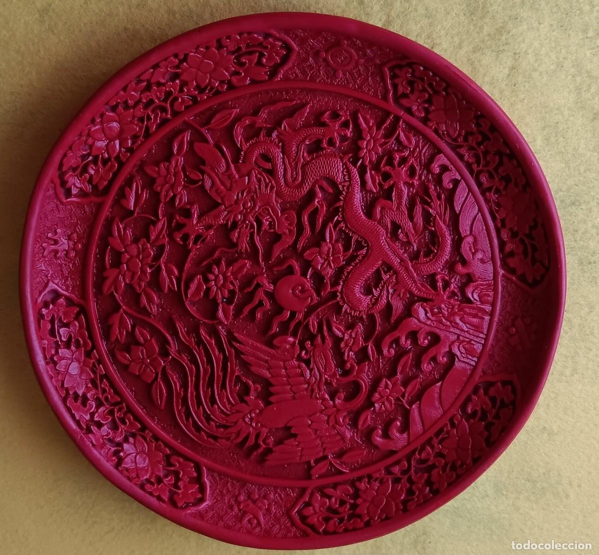 Antig&uuml;edades: PLATO CHINO DE CINABRIO (IMITACI&Oacute;N) DECORADO CON DRAG&Oacute;N Y AVE F&Eacute;NIX