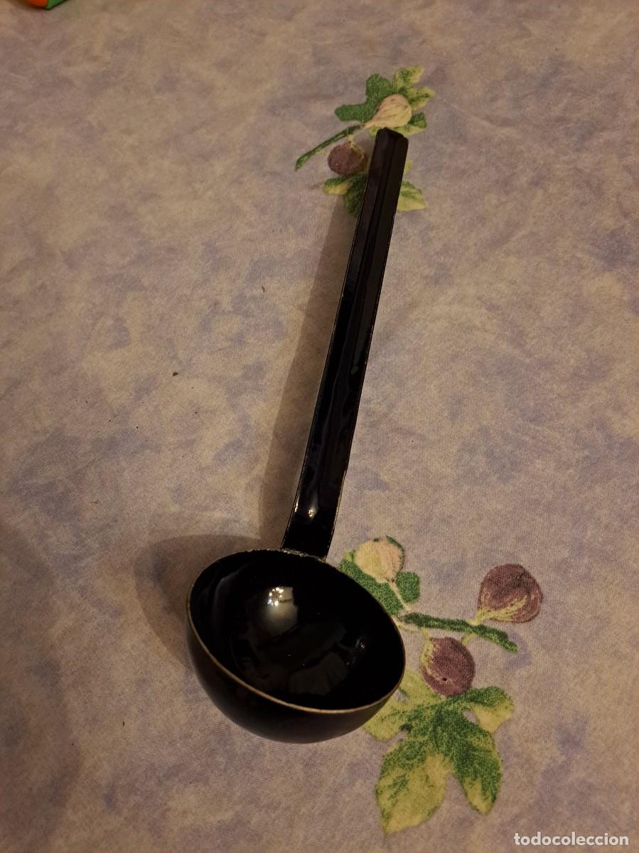 Antig&uuml;edades: Antiguo cucharon sopero, esmaltado en negro.