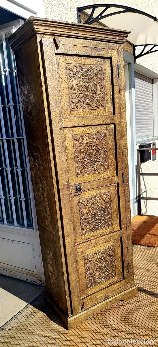 Antig&uuml;edades: Armario alacena oriental de madera forrado de laton repujado