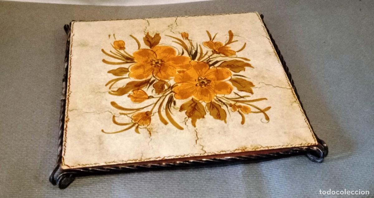 Antig&uuml;edades: Salvamanteles Cer&aacute;mica Vintage Flores A&ntilde;os 70