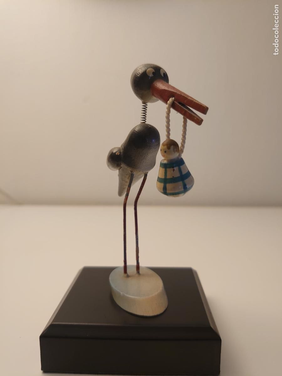 Antig&uuml;edades: FIGURITA DE CIG&Uuml;E&Ntilde;A Y BEB&Eacute; DE MADERA PINTADA A MANO: ANTIGUA