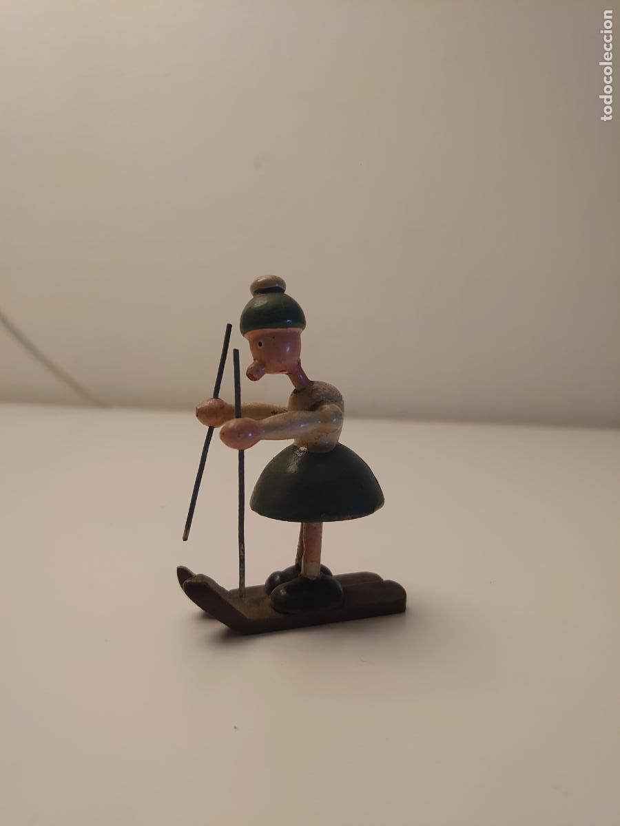 Antig&uuml;edades: FIGURITA ESQUIADOR DE MADERA. PINTADA A MANO. ANTIGUA