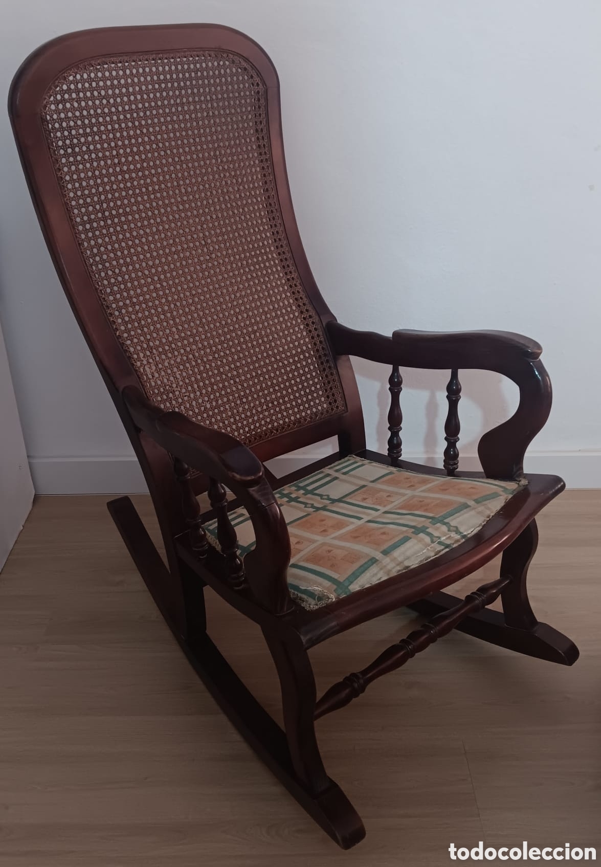 Antig&uuml;edades: Elegante Mecedora Vintage de Madera y Rejilla