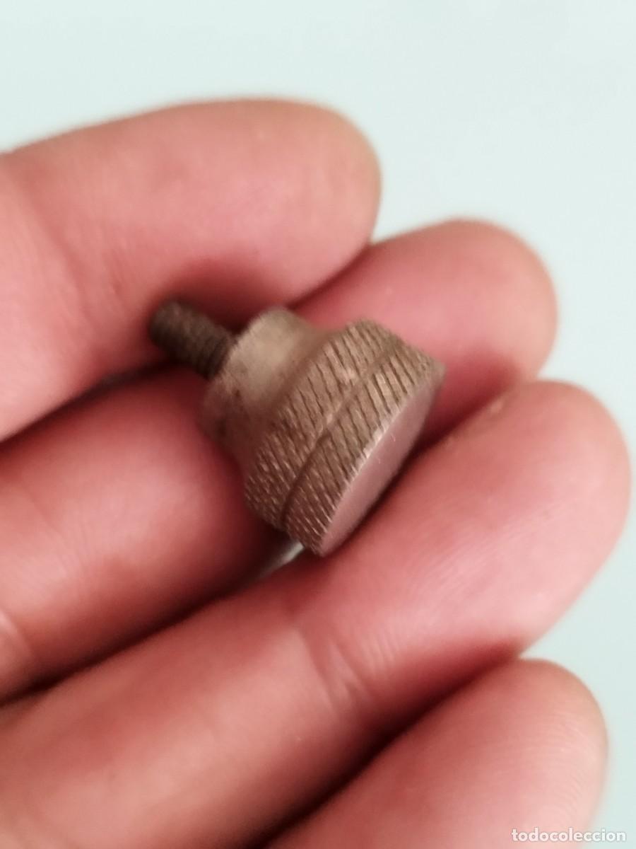 Antig&uuml;edades: Antiguo tornillo met&aacute;lico, de alg&uacute;n componente a identificar.