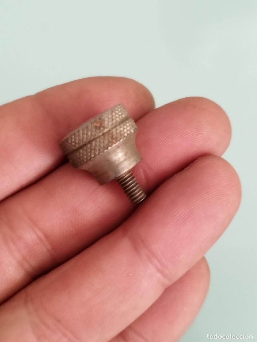 Antig&uuml;edades: Antiguo tornillo met&aacute;lico, de alg&uacute;n componente a identificar. - Foto 6