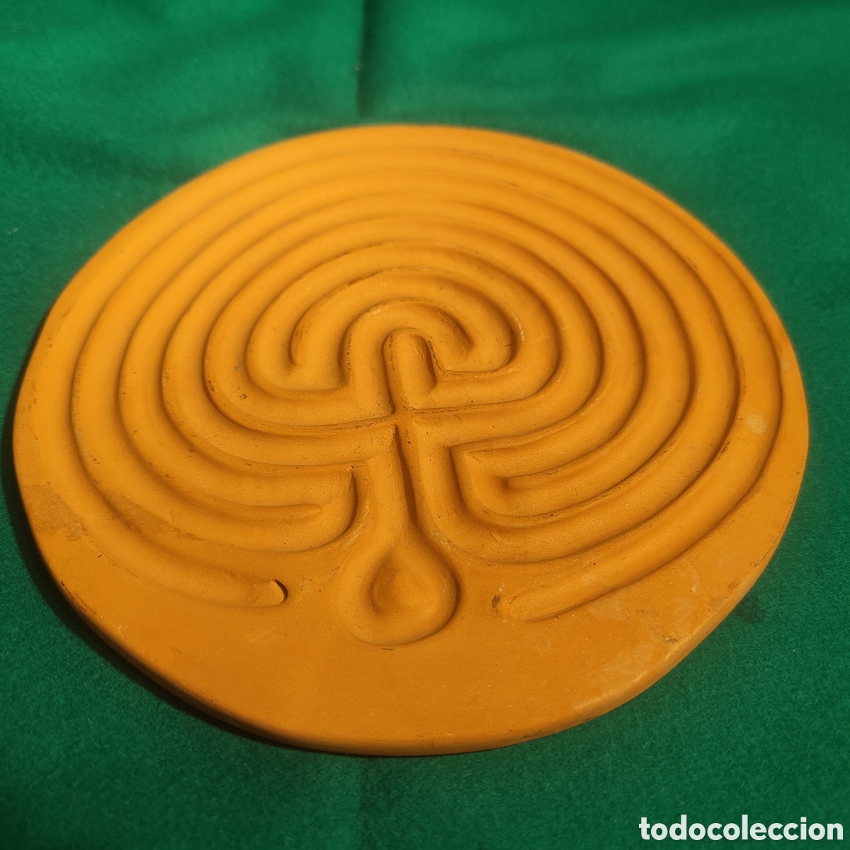 Antig&uuml;edades: Laberinto de dedos naranja para meditaci&oacute;n y relajaci&oacute;n. Firmado y numerado. Cer&aacute;mica.