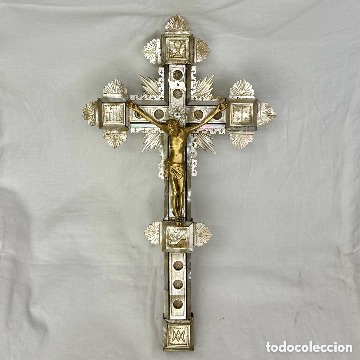 Oggetti Antichi: ANTIGUO CRUCIFIJO CRUZ NACAR MADREPERLA Y BRONCE F. S. XIX JERUSALEN 31 CM X 16 CM PARA PARED
