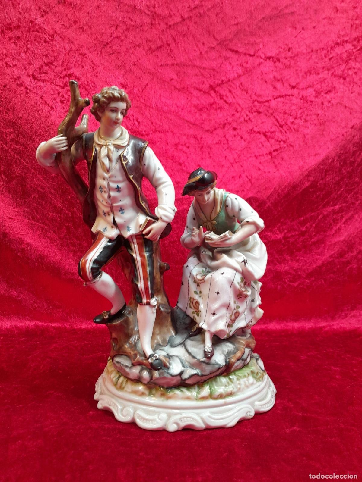 Antiquit&eacute;s: Pareja galante en porcelana policromada de la marca Sauthier. Siglo XX
