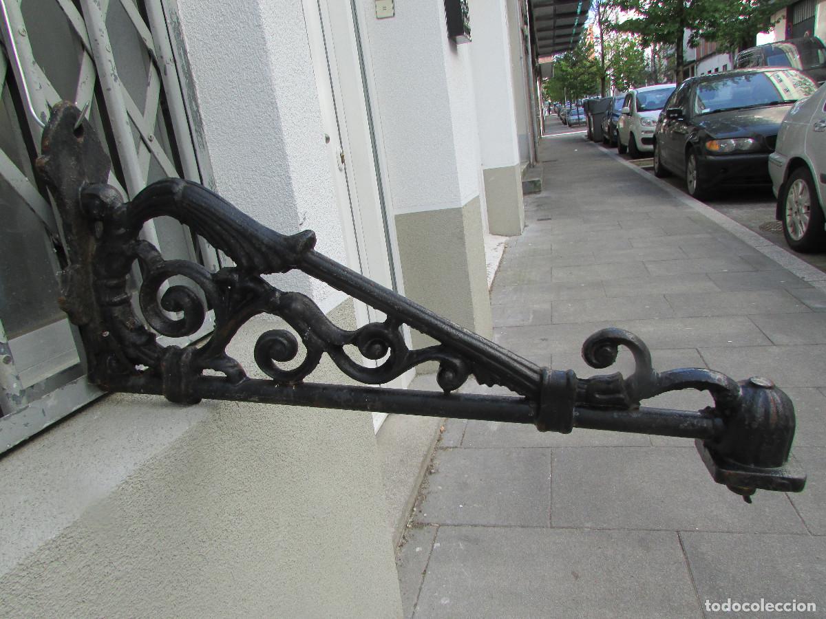 Antig&uuml;edades: SOPORTE o BRAZO FAROL APLIQUE EXTERIOR DE CALLE. EN HIERRO fundido: 12 quilos. Centenario