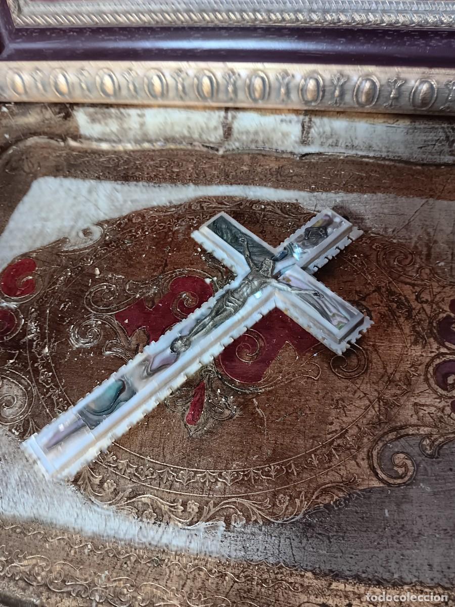 Antig&uuml;edades: crucifijo antiguo con incrustaciones de n&aacute;car y una figura de metal