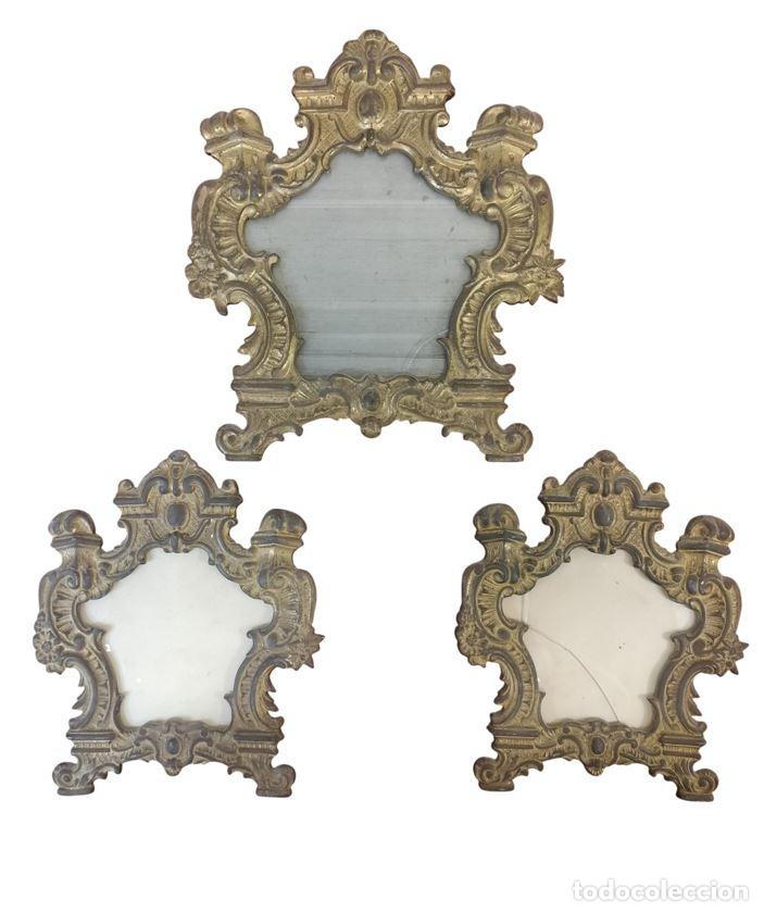 Antig&uuml;edades: CONJUNTO DE TRES SACRAS DE ESTILO NEOBARROCO. METAL DORADO. ESPA&Ntilde;A. SIGLOS XIX-XX