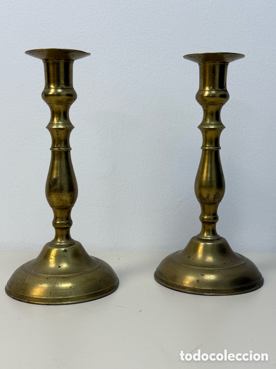 Antig&uuml;edades: Pareja de candelabros antiguos en bronce. Para 1 vela. 21 cms
