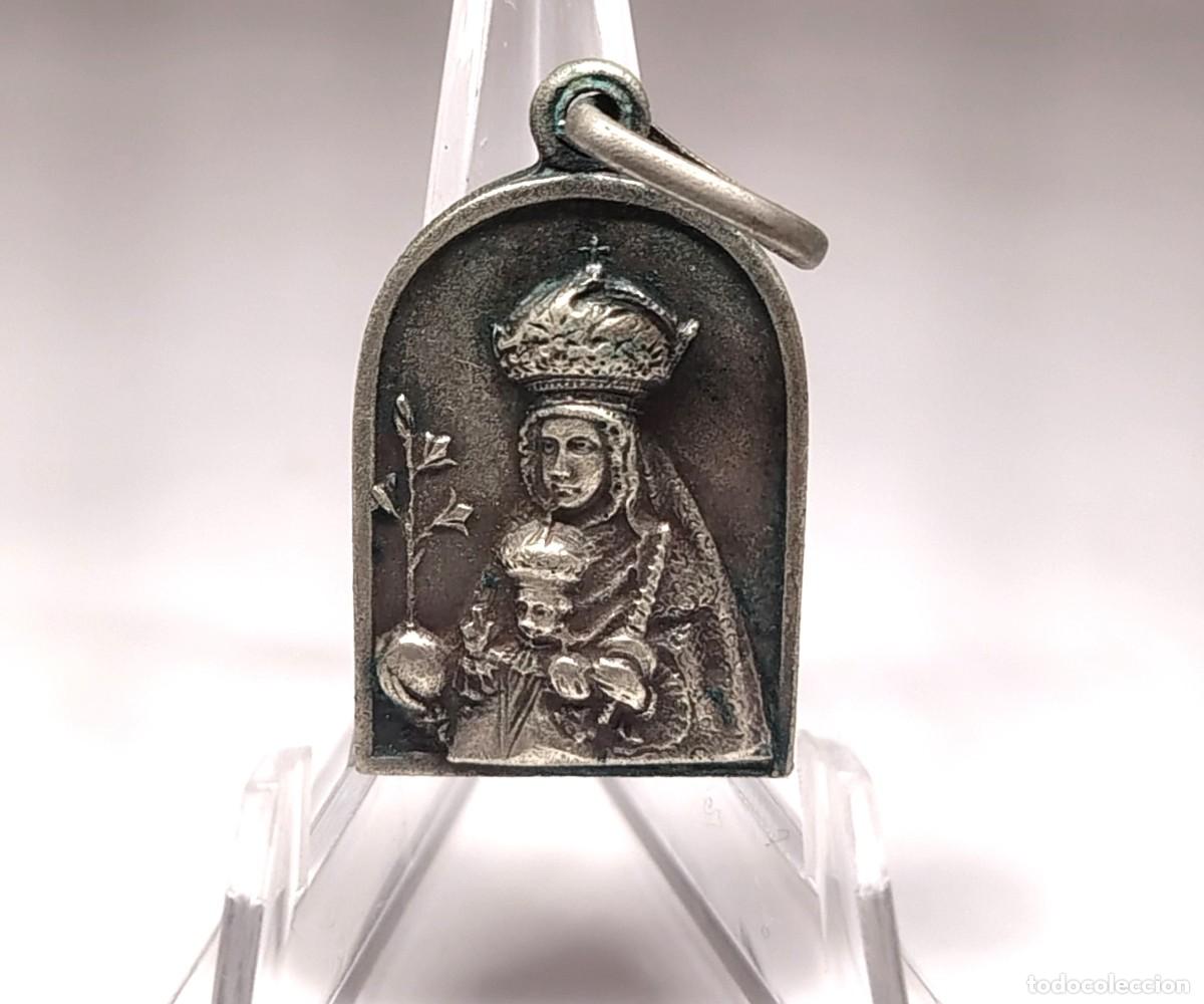 Antig&uuml;edades: Medalla religiosa / Colgante: Nuestra Se&ntilde;ora Virgen de MONTSERRAT. M258