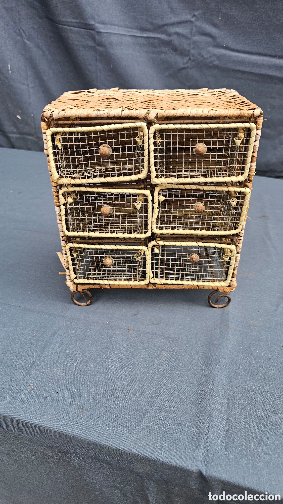 Antig&uuml;edades: Curioso mueblito cajonera de malla