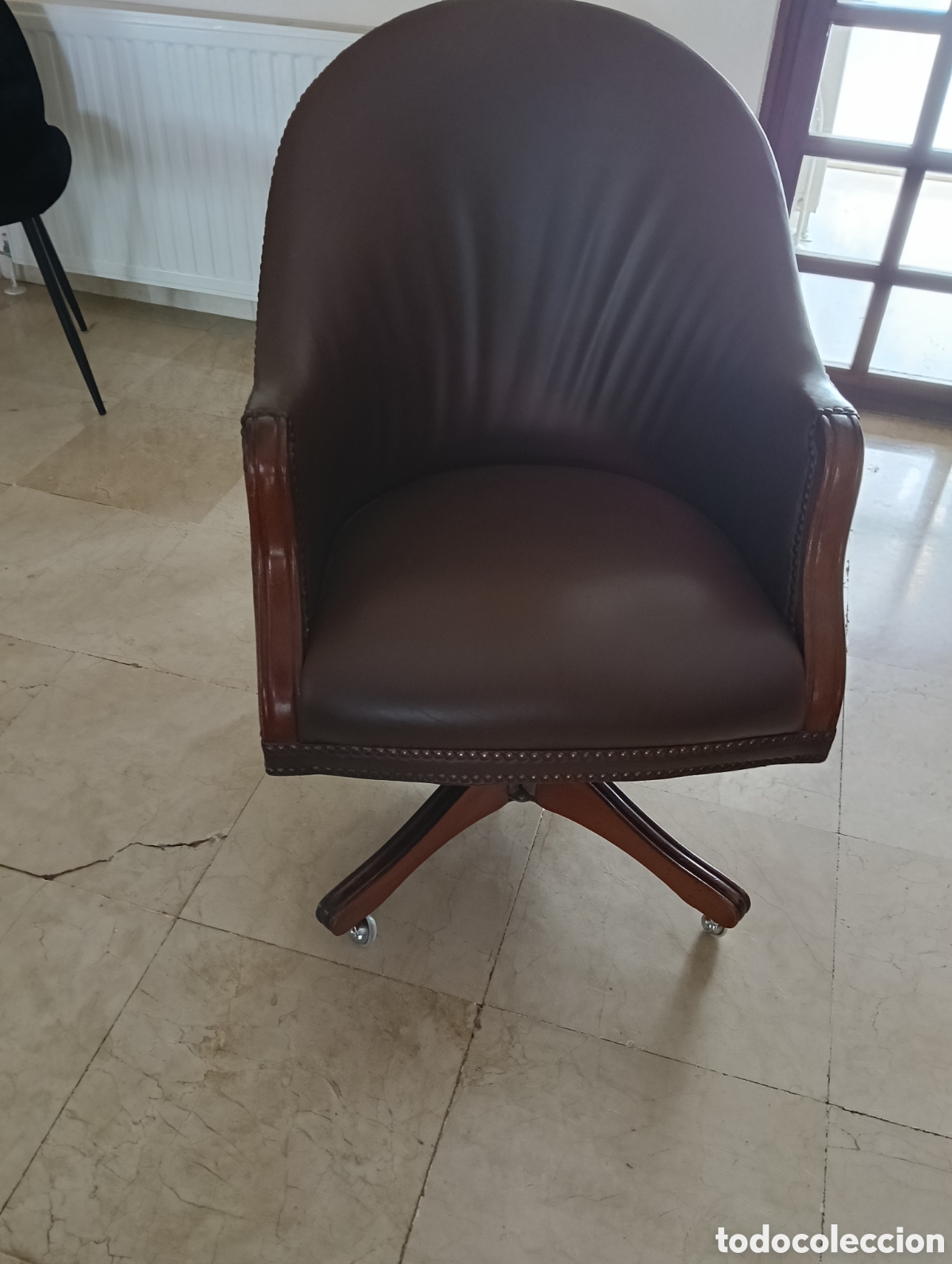 Antig&uuml;edades: Silla giratoria tipo Chester de piel