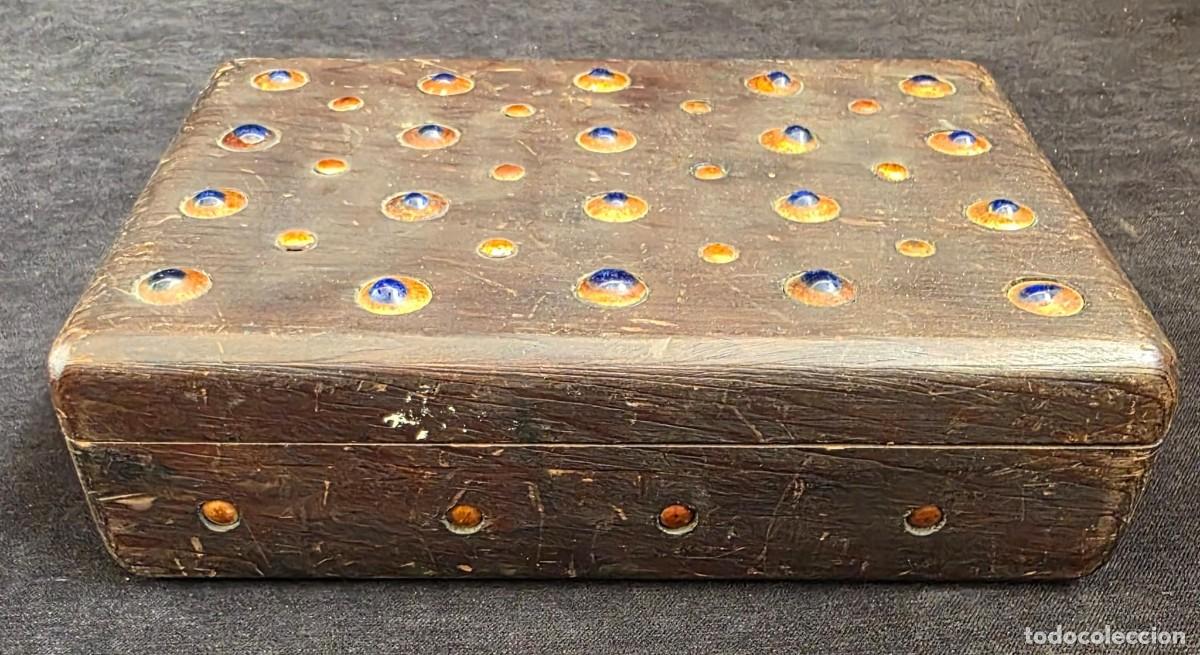 Antig&uuml;edades: Caja antigua de madera tallada con incrustaciones cer&aacute;micas esmaltadas azul y &aacute;mbar 17x25 joyero