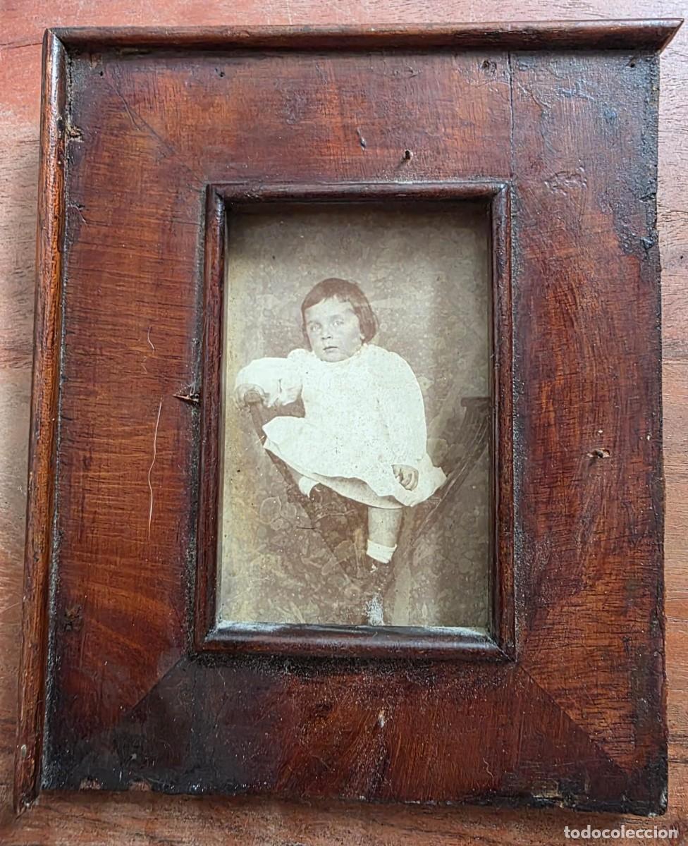Antig&uuml;edades: Fotograf&iacute;a antigua infantil en marco de madera maciza tallada retrato vintage siglo XIX 18x14