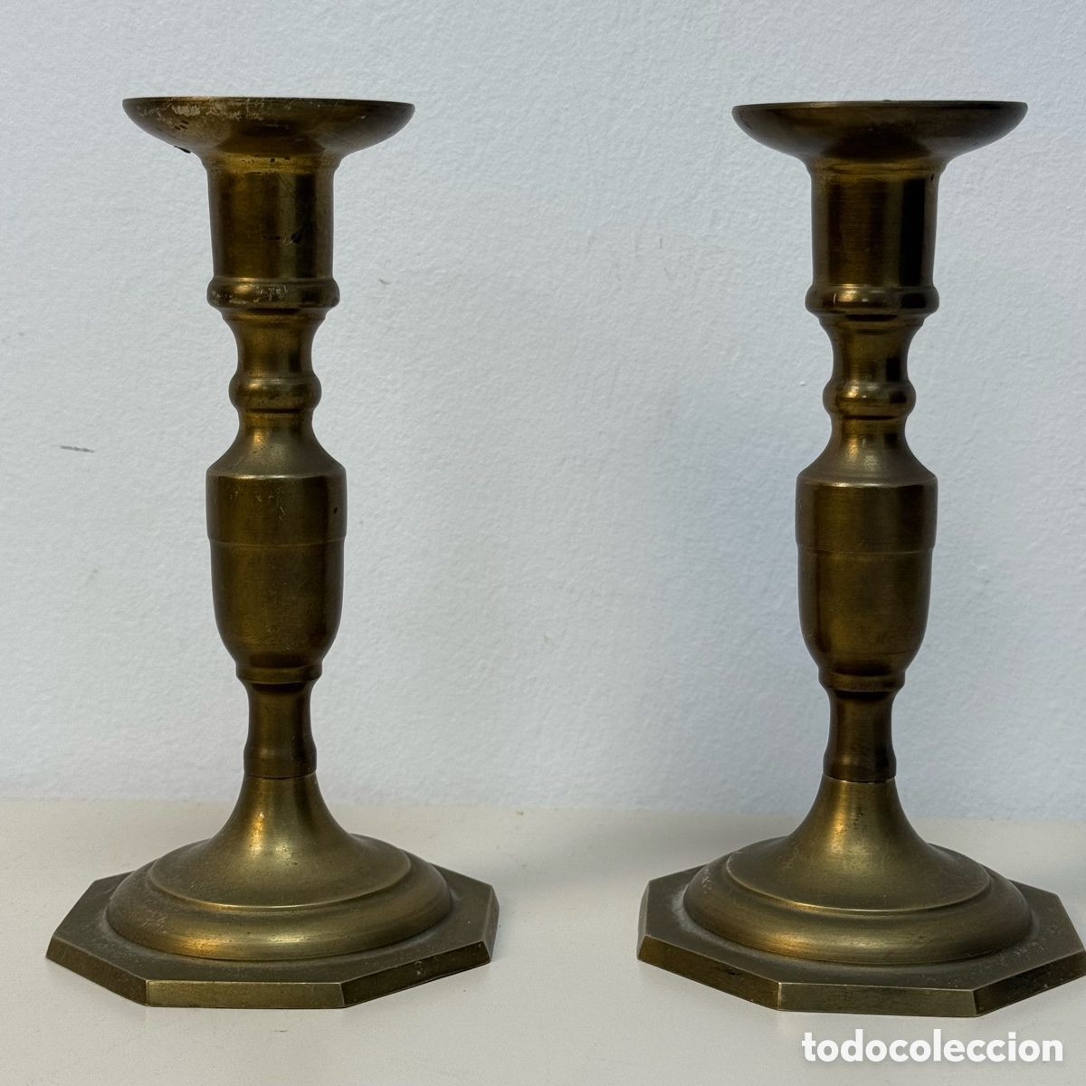 Antig&uuml;edades: Pareja candelabros en bronce o lat&oacute;n. 16 cms alto. Para 1 vela.