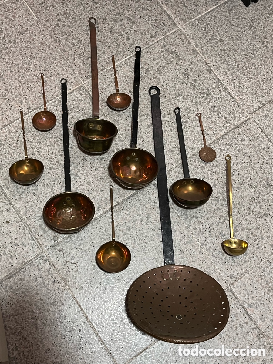 Antig&uuml;edades: Lote de antiguos cuentos y utensilios de cocina en bronce