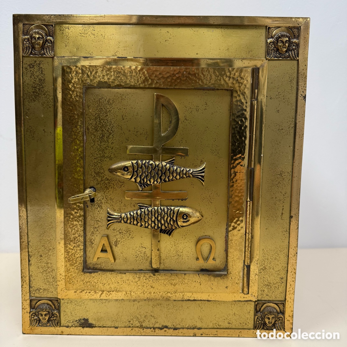 Antig&uuml;edades: Sagrario o tabern&aacute;culo a&ntilde;os 60 en metal dorado con llave. 30x26 fondo 23 cms.