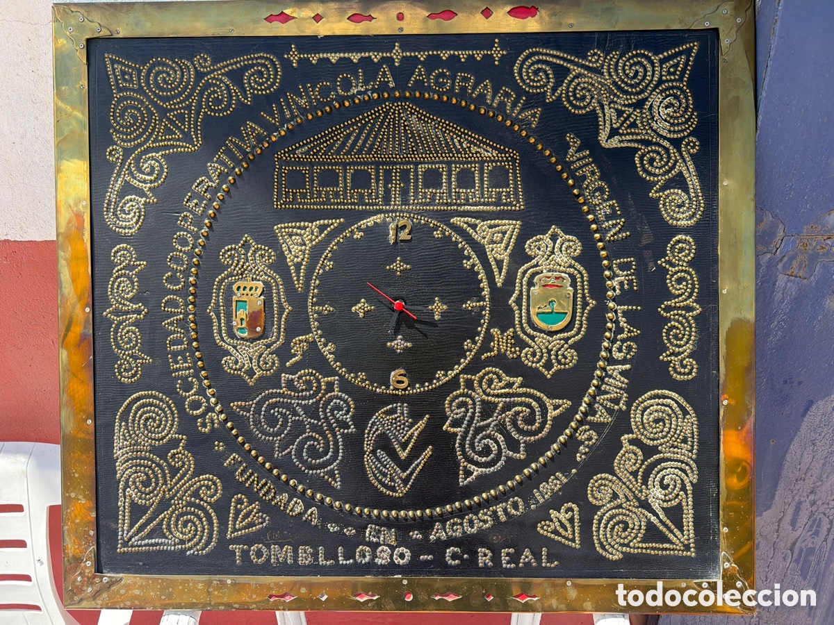 Antig&uuml;edades: Reloj realizado en puntillismo de bronce tomelloso