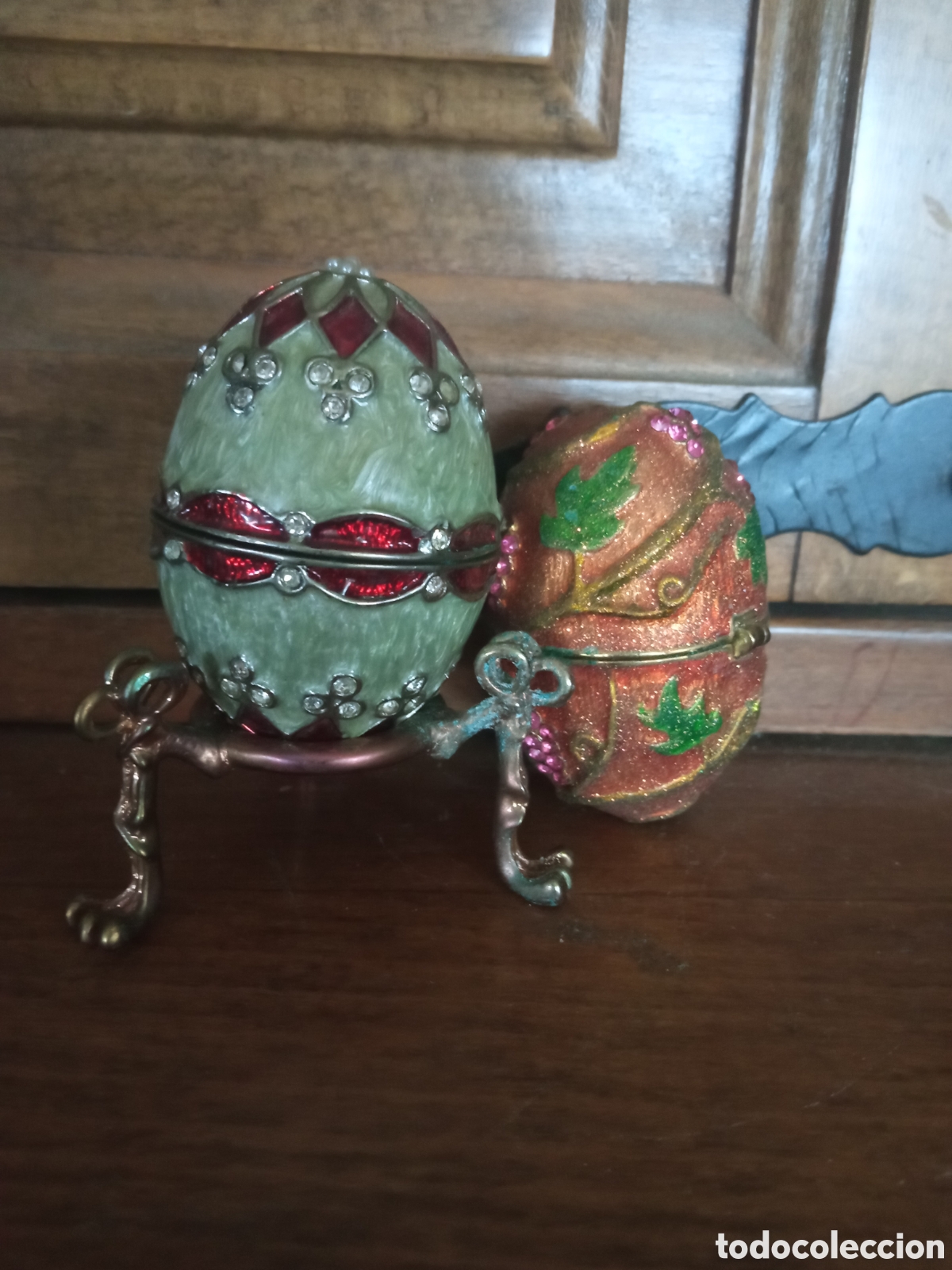 Antig&uuml;edades: Dos bonitis Huevos decorativos, estilo Faberge, esmaltados, 60 mm de altura, un soporte