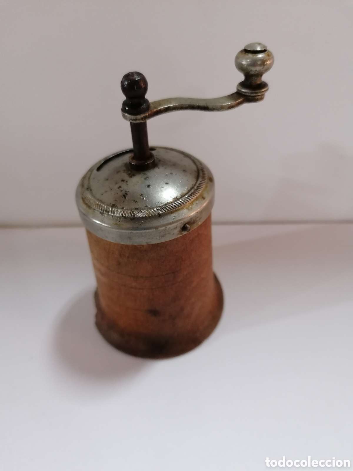 Antig&uuml;edades: Antiguo y peque&ntilde;o molinillo de pimienta - Foto 2