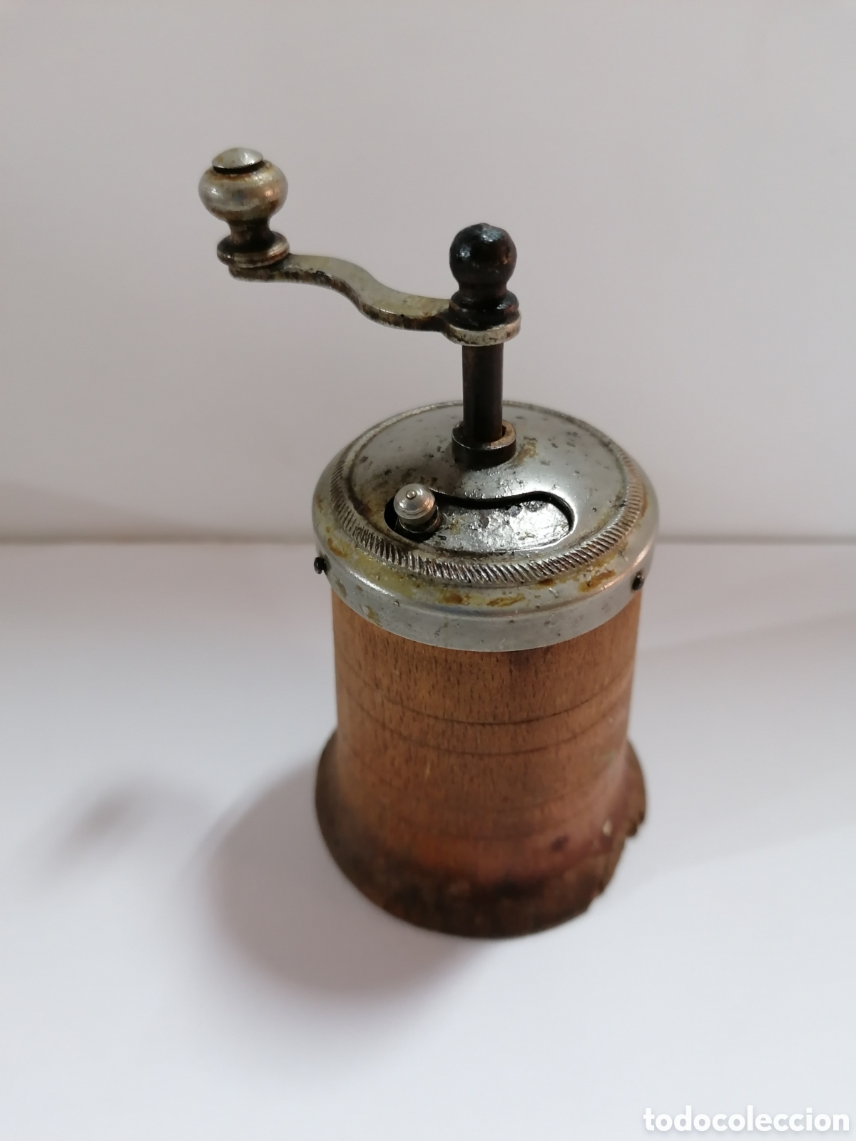 Antig&uuml;edades: Antiguo y peque&ntilde;o molinillo de pimienta - Foto 1