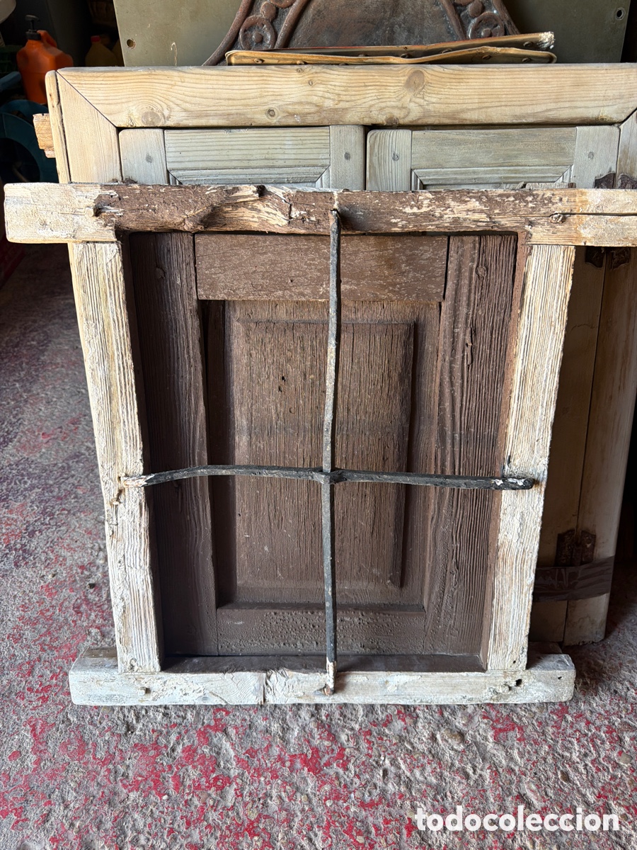 Antig&uuml;edades: Ventanillo de madera con reja de hierro forjado