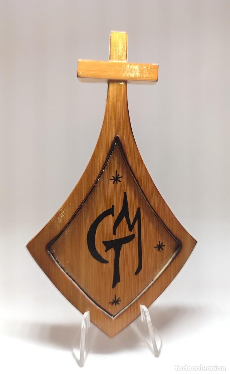 Antig&uuml;edades: INSIGNIA de MADERA con alfiler: CARMELITAS MISIONERAS. M269