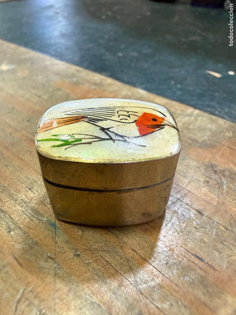 Antig&uuml;edades: CAJA PASTILLERO DE METAL Y NACAR - MEDIDA 2,5X2X2 CM