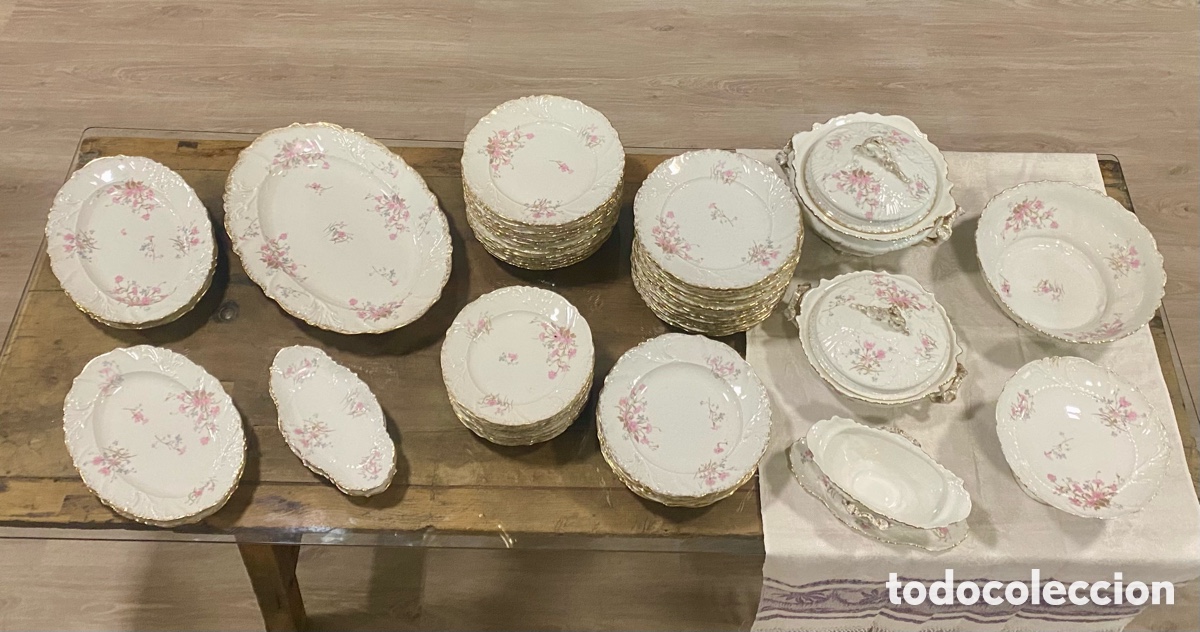 Antig&uuml;edades: Vajilla de porcellana compuesta por 53 piezas Blanca con decoraci&oacute;n floral rosa dorada Princip. S XX
