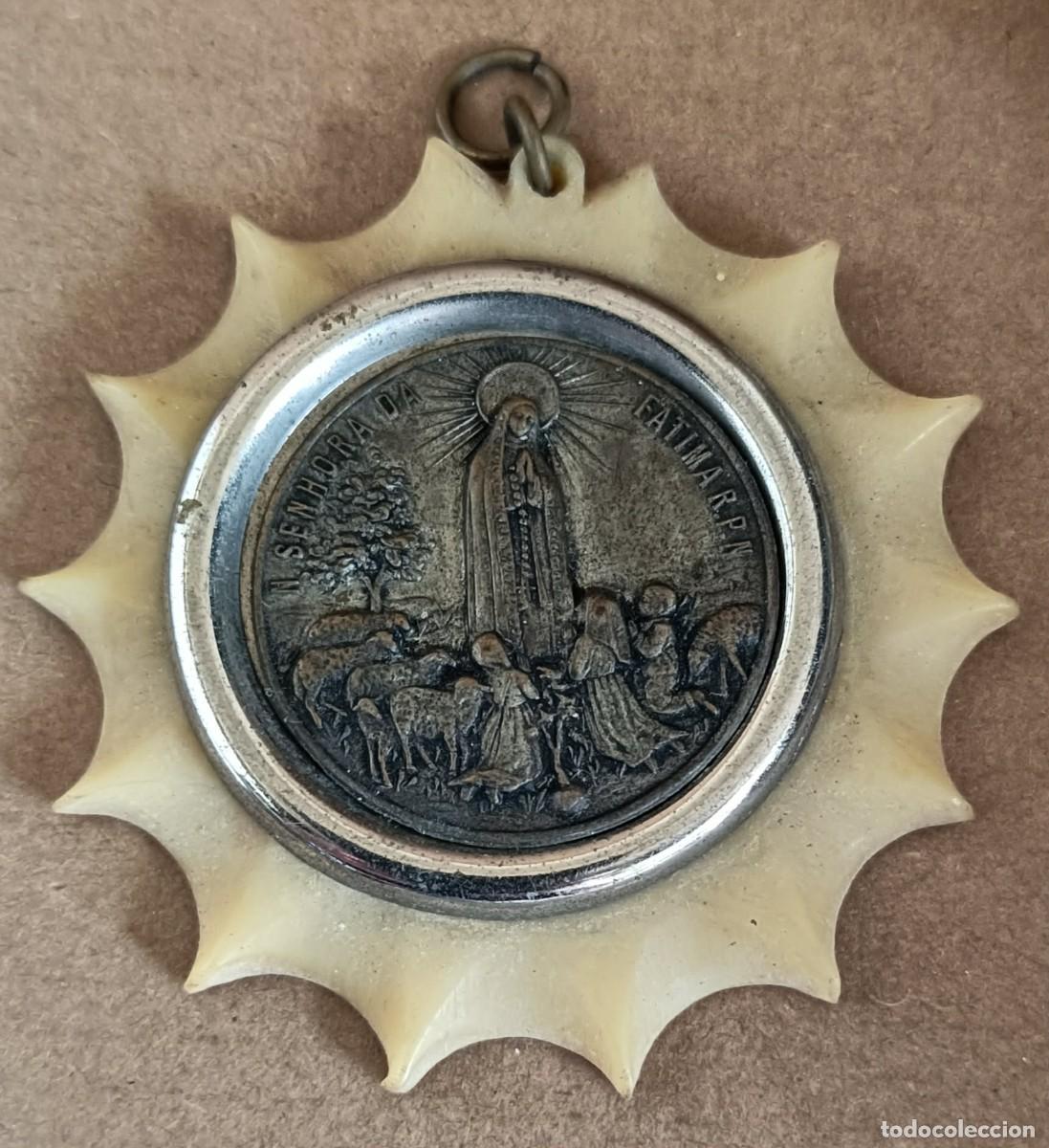 Antig&uuml;edades: Antigua medalla religiosa de colecci&oacute;n de Nuestra Se&ntilde;ora de F&aacute;tima (Portugal), de metal y baquelita