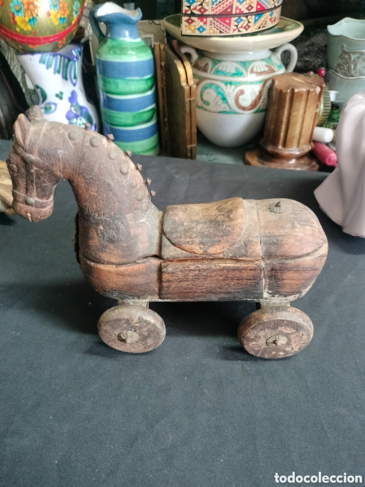 Antig&uuml;edades: caballo de madera antiguo con ruedas caja secretero