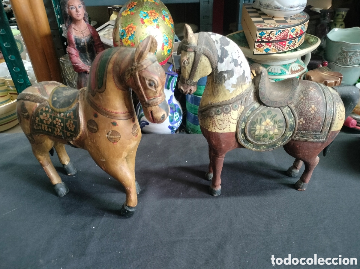Antig&uuml;edades: Dos caballos antiguos de madera principios siglo XX pintados