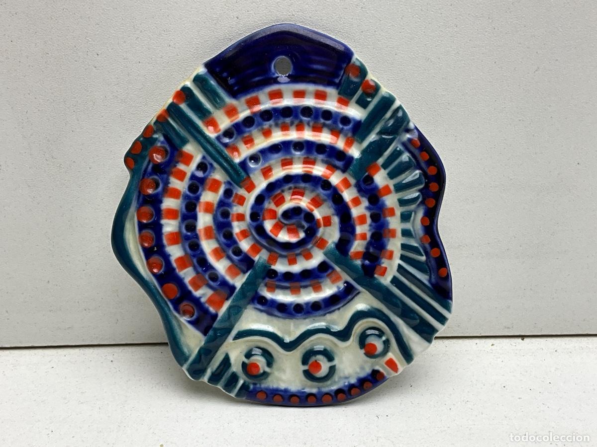 Antig&uuml;edades: MEDALLON DE PORCELANA CASTRO - DE SARGADELOS - DECORADA CON REMOLINO EN RELIEVE - AMULETO - ORIGINAL